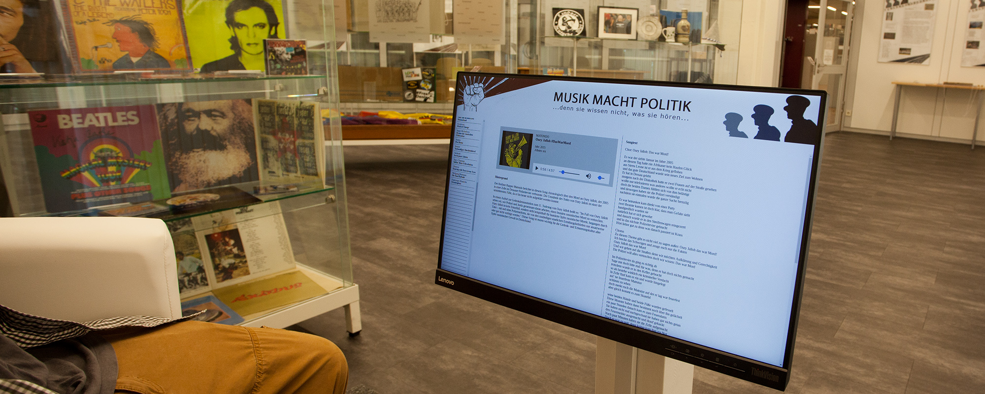 Foto der Hörstation von Musik, Macht, Politik
