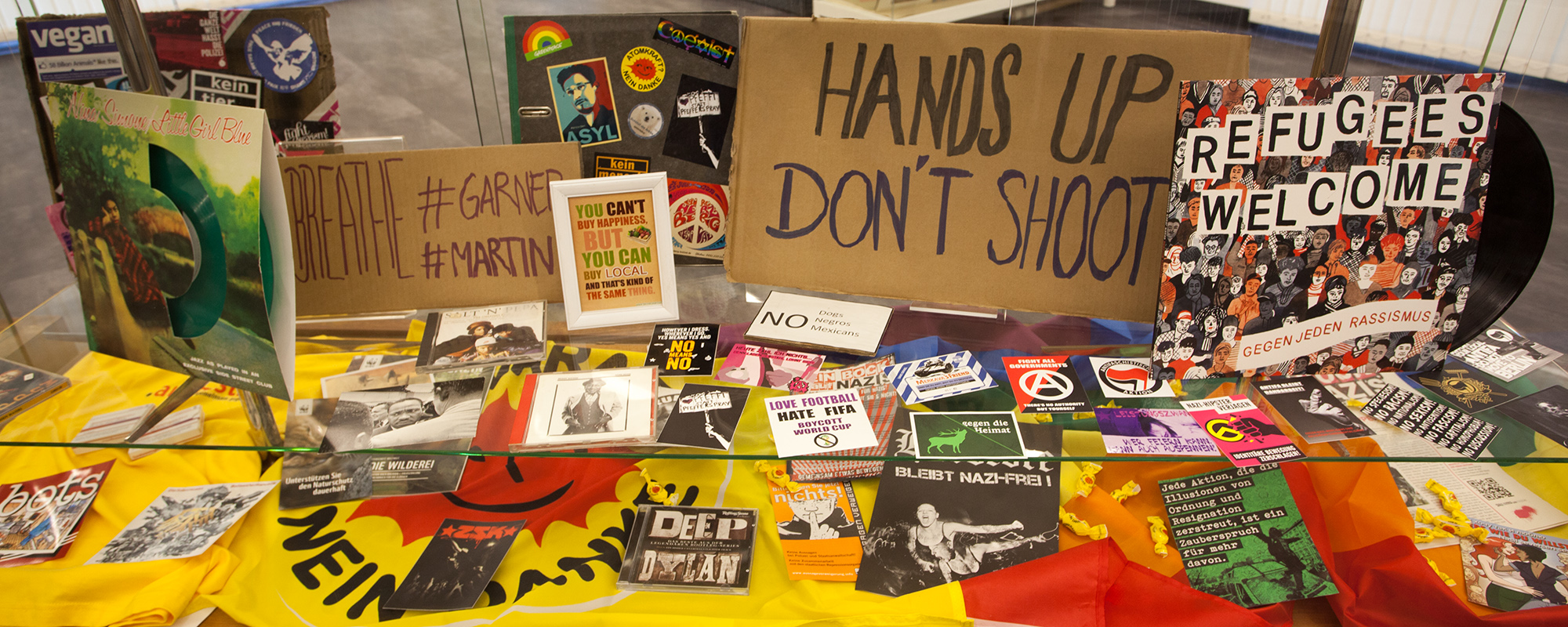Foto einer Ausstellungsvitrine zu Protestsongs aus Musik, Macht, Politik.