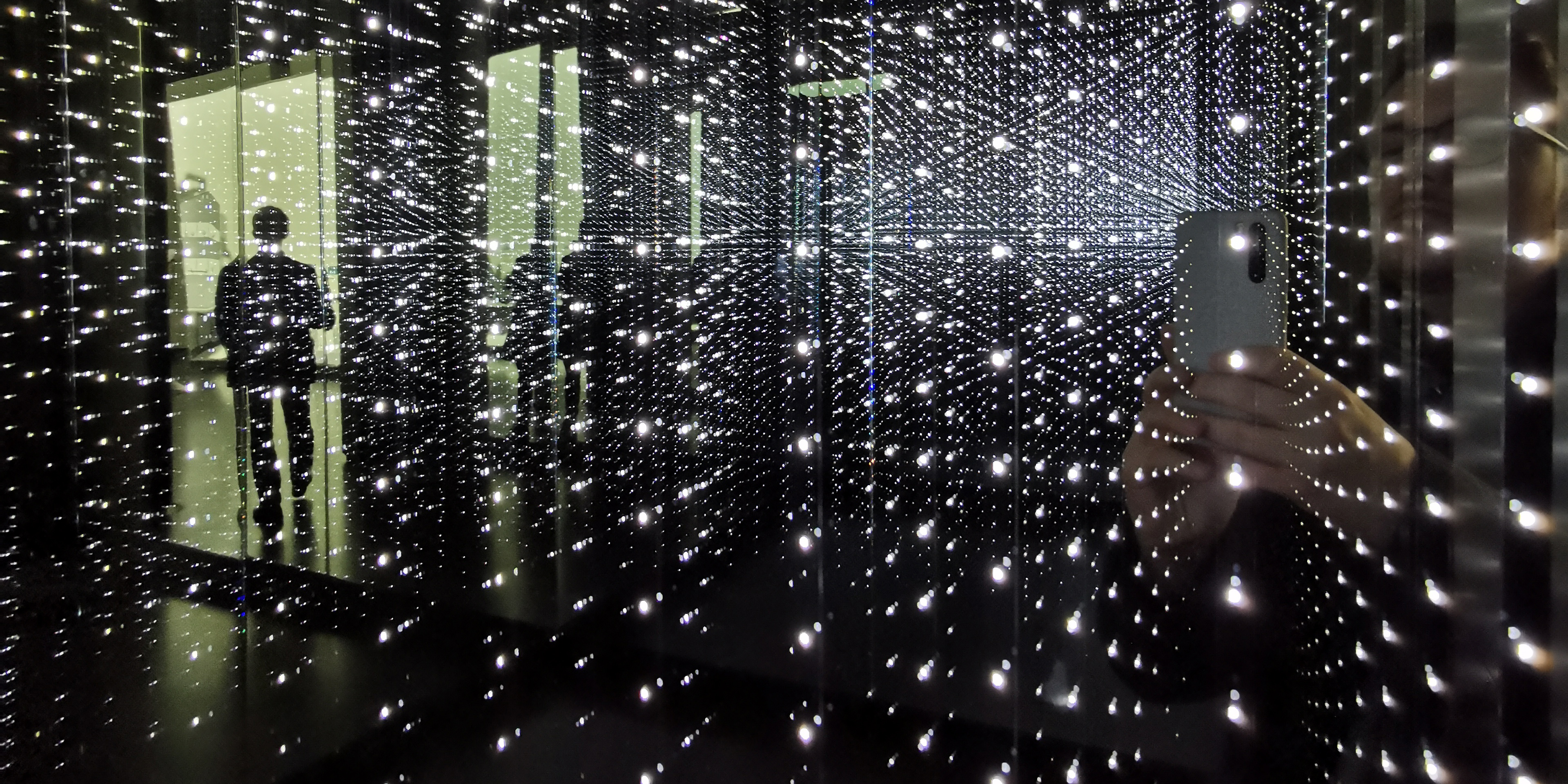 Foto einer Installation aus Lichtpunkten im Spiegelkabinett im Futurium