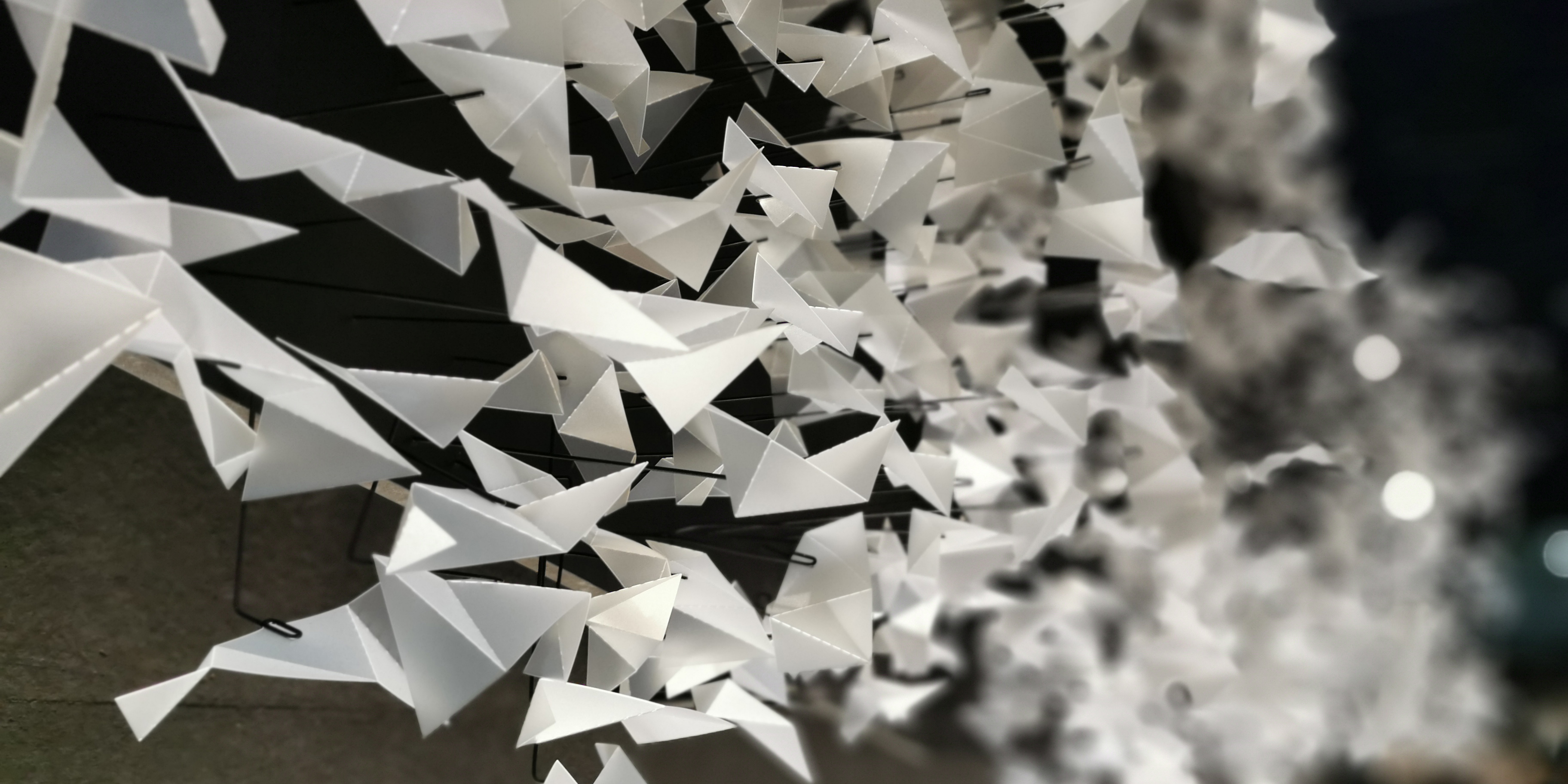Foto einer Kunstinstallation aus gefaltetem Papier im Futurium
