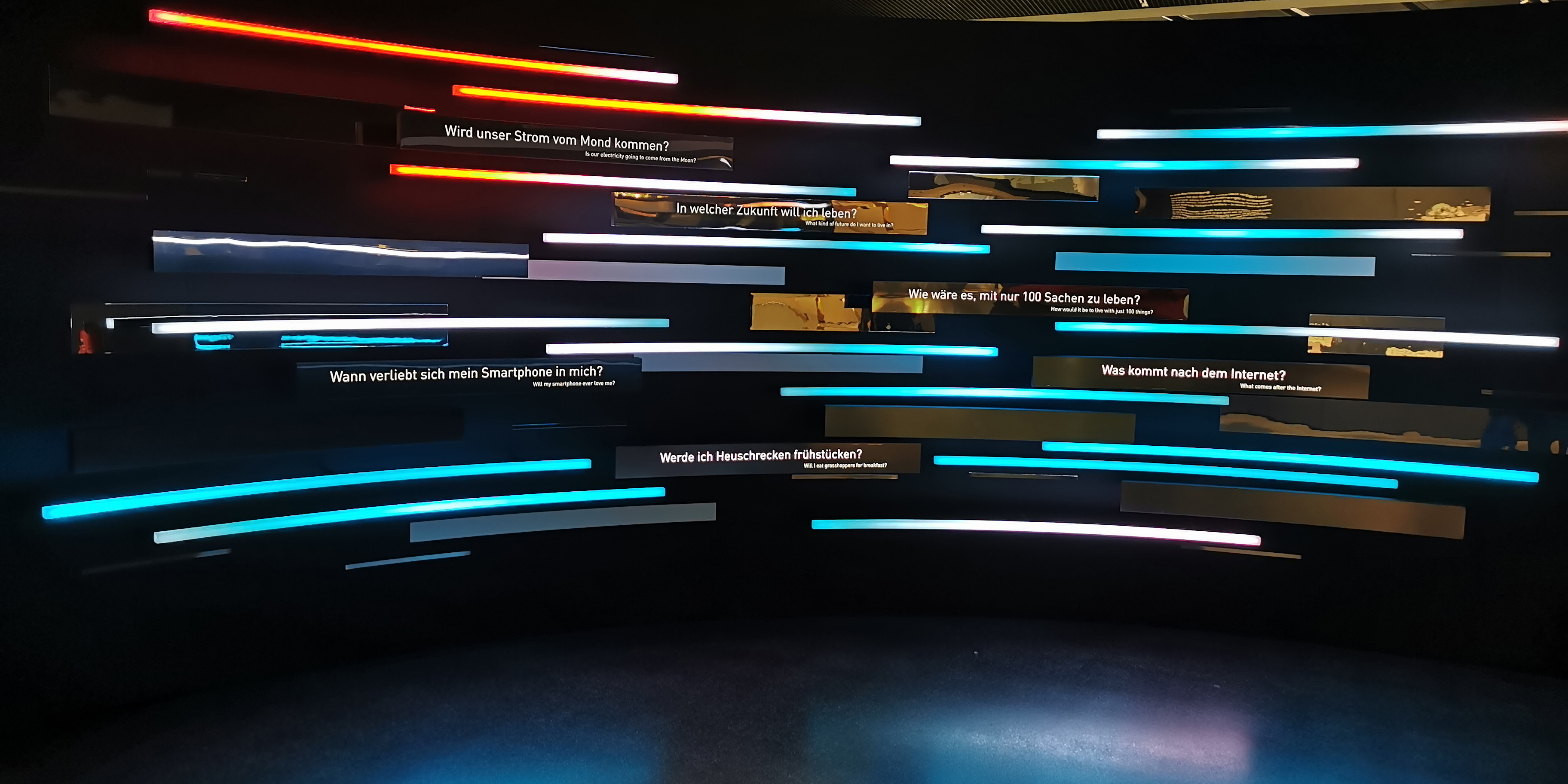 Foto einer Lichtinstallation mit interessanten kurzen Fragen zur Zukunft aus dem Futurium