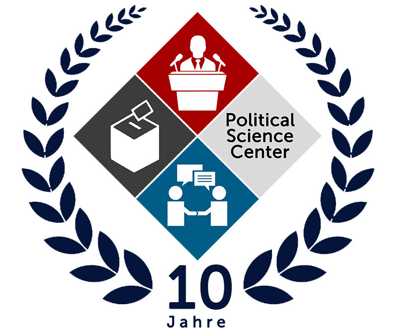 Symbol des Political Science Center mit Kranz verziert. Beschriftung lautet 10 Jahre.